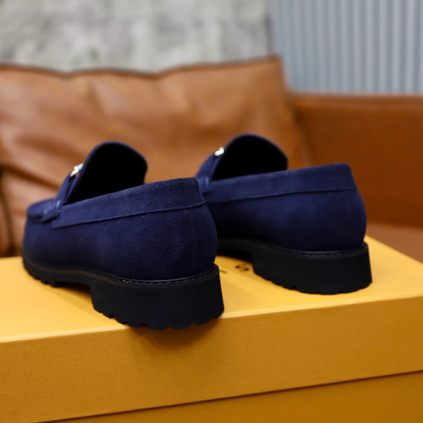 Ex-factory price: 600💰Louis Vuitton LV men's classic Oxford shoes, men's business formal boutique leather shoes, classic style, almond kernel exquisite toe, ultimate art, the whole shoe is made of imported cow leather (open edge beads), carefully selected, fine pores, excellent gloss, soft texture, strong toughness, durable and not easy to deform, apricot fetal cowhide leather lining, soft and comfortable, sweat-absorbent and breathable. Foam outsole, original box and dust bag packaging! Size: 38–44 (45/46 customized)